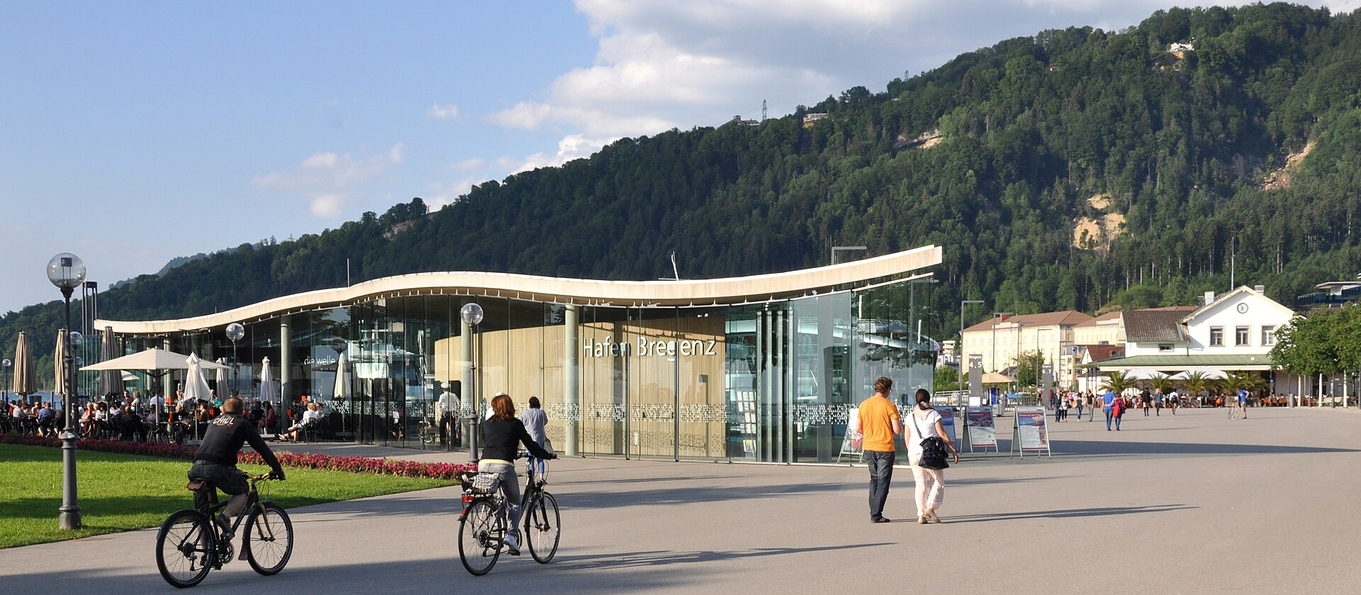 Hafenpromenade in Bregenz mit Hafenhaus, Radfahrern und Fußgängern