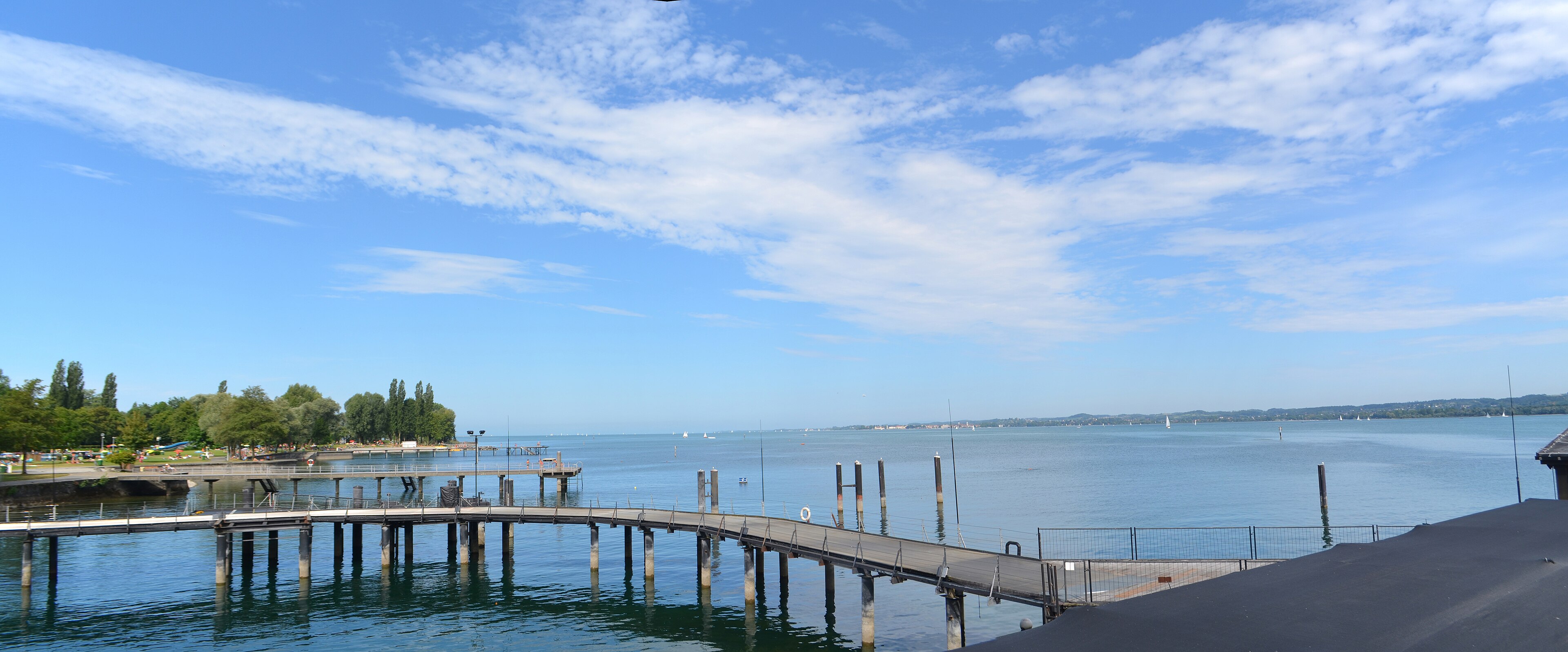 Blick von Bregenz über Stege und Ufer des Bodensees